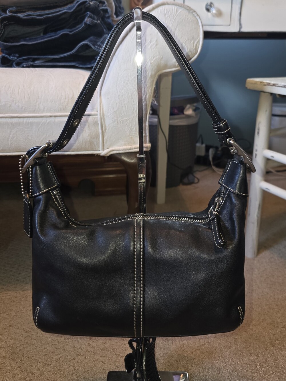 COACH Y2K Black Leather Shoulder Bag with Contrast Stitching